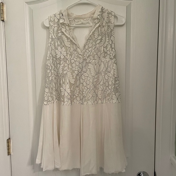 Aakaa White Lace Tunic - Picture 5 of 6